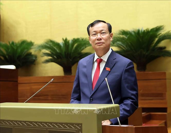 Chủ nhiệm Ủy ban Quốc phòng và An ninh của Quốc hội Lê Tấn Tới trình bày Báo cáo giải trình tiếp thu, chỉnh lý dự thảo Luật Quản lý, sử dụng vũ khí, vật liệu nổ và công cụ hỗ trợ (sửa đổi), sáng 29/6. Ảnh: An Đăng/TTXVN