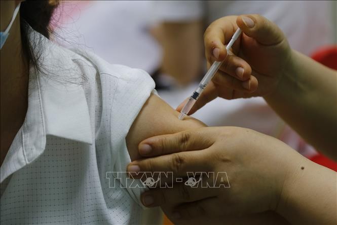 Tiêm vaccine phòng COVID-19 cho người dân. Ảnh tư liệu: TTXVN