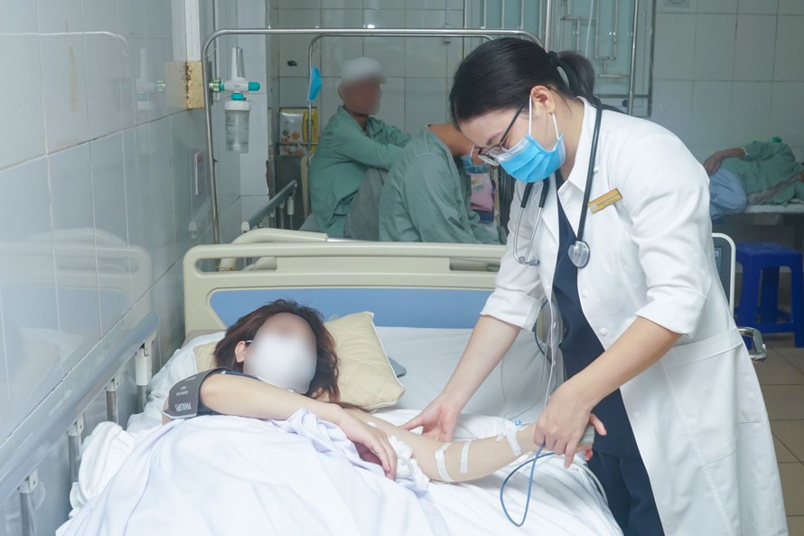 Người phụ nữ sốc phản vệ nguy kịch sau khi được tiêm thuốc làm trắng. Ảnh: BS