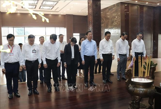 Các đại biểu dành một phút mặc niệm tưởng nhớ Chủ tịch Tôn Đức Thắng.