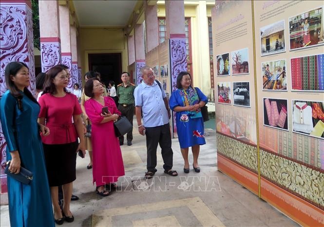 Nghệ nhân tỉnh Ninh Thuận trình diễn nghề dệt thổ cẩm. Ảnh: Thu Hằng/TTXVN