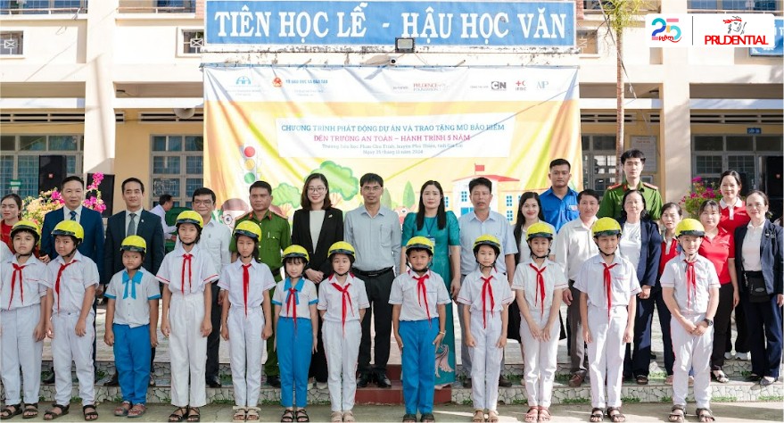 Thầy cô và các em học sinh trường Tiểu học Phan Chu Trinh, tỉnh Gia Lai tham dự chương trình