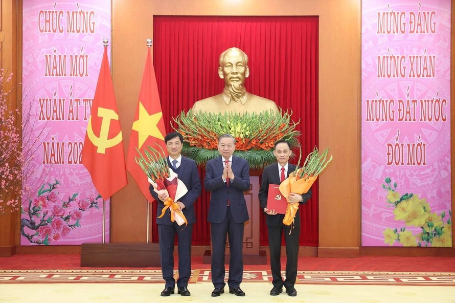 Tổng Bí thư Tô Lâm chúc mừng ông Nguyễn Duy Ngọc được bầu giữ chức ủy viên Bộ Chính trị, chủ nhiệm Ủy ban Kiểm tra Trung ương. Tổng Bí thư cũng trao quyết định về chức năng, nhiệm vụ, tổ chức bộ máy của Văn phòng Trung ương Đảng và chúc mừng ông Lê Hoài Trung, bí thư Trung ương Đảng, được bổ nhiệm giữ chức chánh Văn phòng Trung ương Đảng - Ảnh: TTXVN