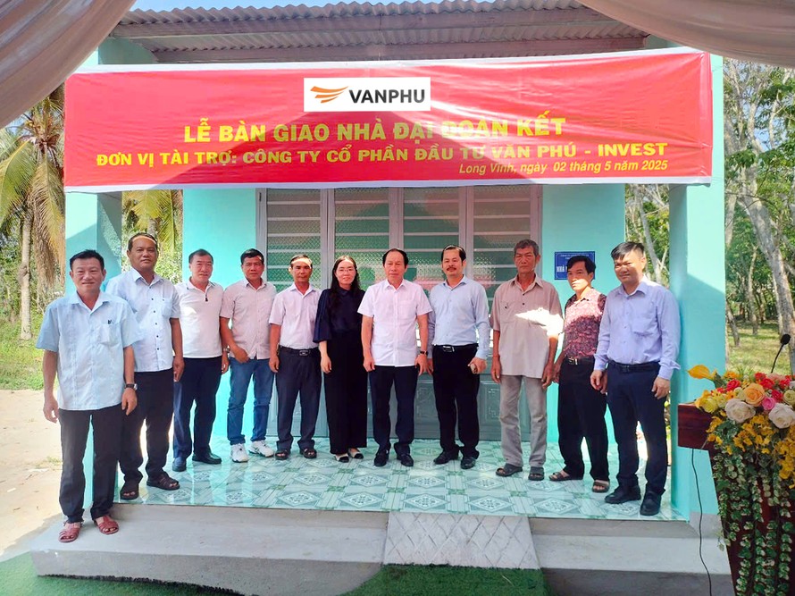 Đồng chí Lê Tiến Châu - Uỷ viên Trung ương Đảng, Bí thư Thành uỷ, Trưởng đoàn Đại biểu Quốc hội thành phố Hải Phòng (thứ 5 từ phải sang) chụp hình lưu niệm cùng đại diện Văn Phú – Invest và Cán bộ xã Long Vĩnh tại chương trình trao tặng nhà đại đoàn kết.