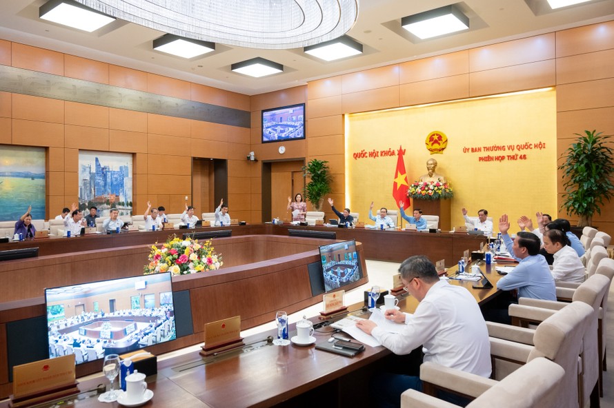 Ủy ban Thường vụ Quốc hội tiến hành biểu quyết. Ảnh: Duy Linh