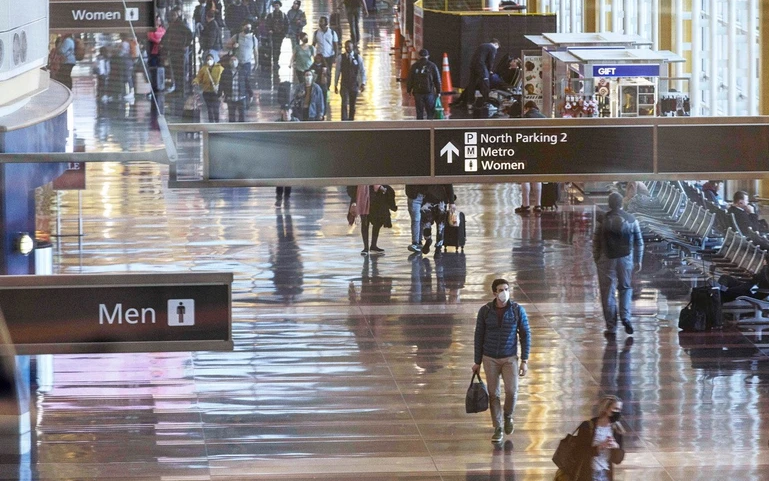 Hành khách tại sân bay quốc gia Ronald Reagan Washington ở Arlington, Virginia, Mỹ. 