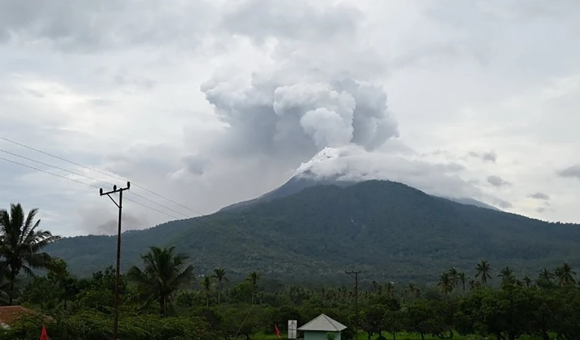 Tro bụi phun lên từ núi lửa Lewotobi Laki-Laki ở Đông Flores, tỉnh Đông Nusa Tenggara, Indonesia. Ảnh minh họa: THX/TTXVN