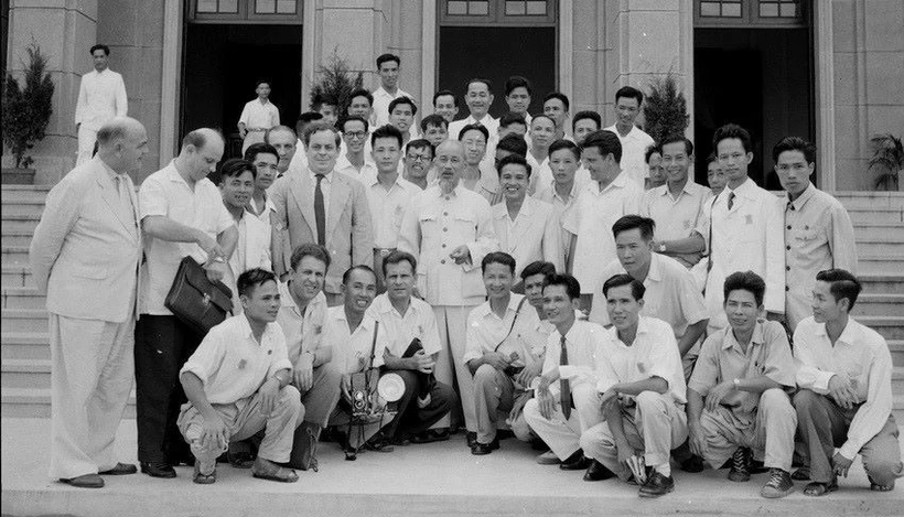 Chủ tịch Hồ Chí Minh rất coi trọng vai trò của báo chí, triệt để sử dụng báo chí và coi đây là một vũ khí sắc bén của cách mạng. Đối với người làm báo, Bác cho rằng “Cán bộ báo chí cũng là chiến sỹ cách mạng. Cây bút, trang giấy là vũ khí sắc bén của họ". Bác dạy các thế hệ người làm báo về nhiệm vụ của báo chí “Phục vụ nhân dân, phục vụ cách mạng.” (Ảnh: TTXVN)