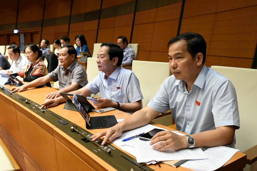 Các đại biểu Quốc hội biểu quyết thông qua Nghị quyết (Ảnh: Quang Vinh)