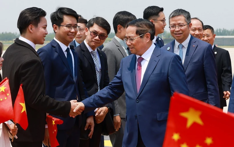 Lễ đón Thủ tướng Phạm Minh Chính đến Thiên Tân bắt đầu chuyến tham dự Hội nghị thường niên các nhà tiên phong lần thứ 16 của WEF. (Ảnh: Dương Giang/TTXVN)
