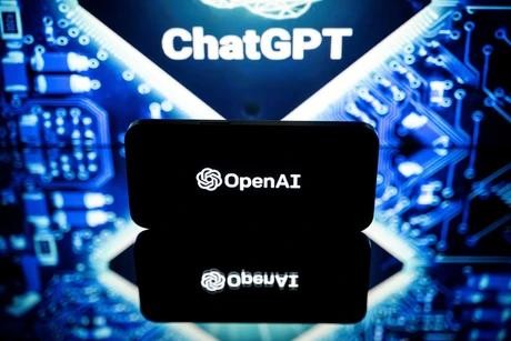 Biểu tượng của Công ty OpenAI và ChatGPT trên màn hình ở Toulouse, Pháp. Ảnh: AFP/TTXVN