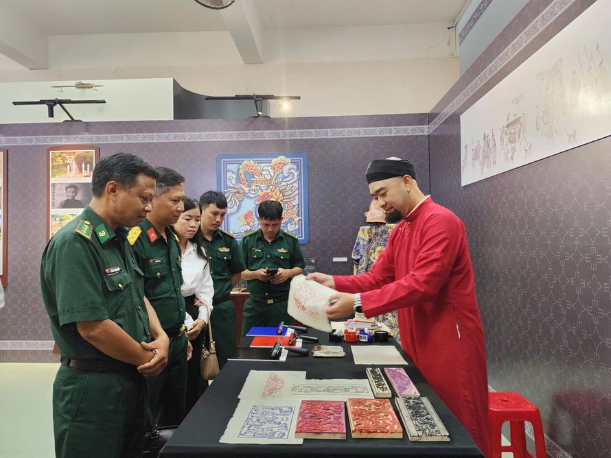 Các đại biểu tìm hiểu về in tranh tại Triển lãm.