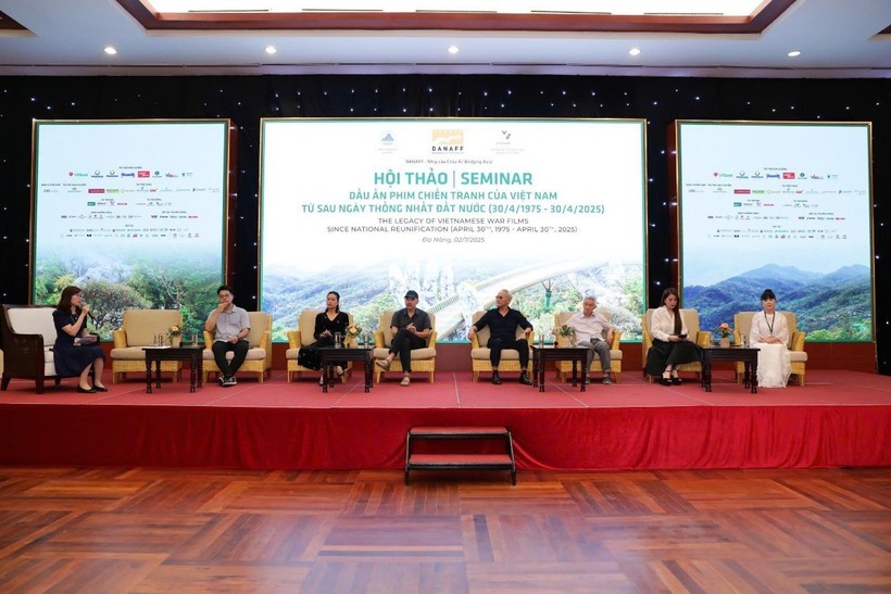 Các đạo diễn, diễn viên tham gia giao lưu tại tạo đàm tại chương trình Hội thảo phim chiến tranh của Việt Nam từ sau ngày thống nhất đất nước. Ảnh: Mỹ Hà