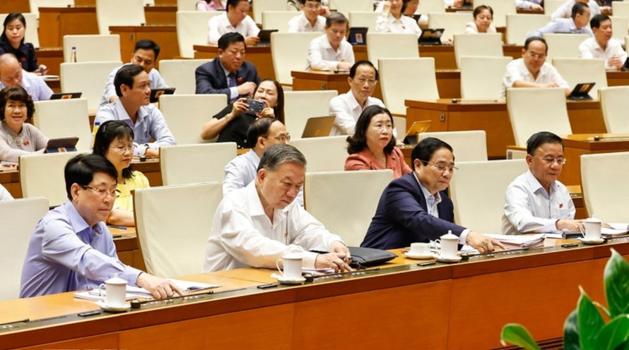 Tổng Bí thư Tô Lâm. Chủ tịch nước Lương Cường, Thủ tướng Phạm Minh Chính và đại biểu ấn nút thông qua Nghị quyết sửa đổi, bổ sung một số điều của Hiến pháp năm 2013. Ảnh: Doãn Tấn