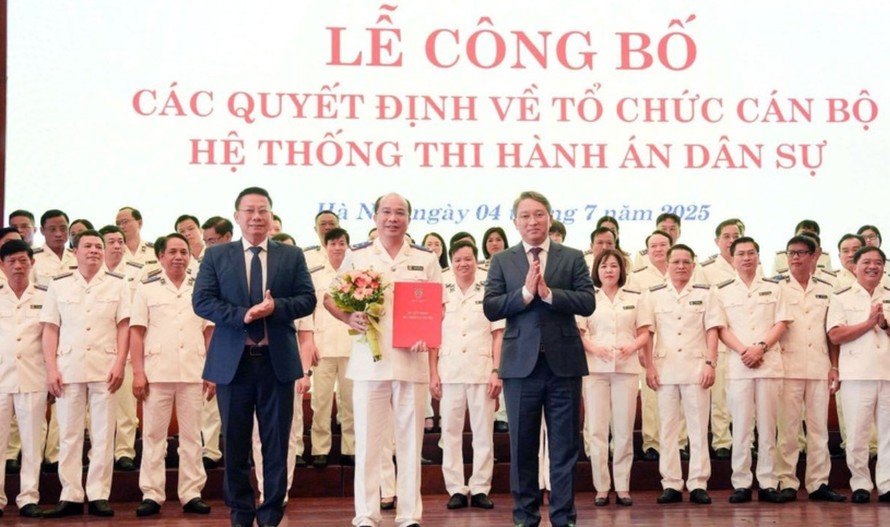 Bộ trưởng Bộ Tư pháp Nguyễn Hải Ninh và Thứ trưởng Bộ Tư pháp Nguyễn Thanh Ngọc trao quyết định bổ nhiệm ông Nguyễn Thắng Lợi giữ chức Cục trưởng Cục Quản lý Thi hành án dân sự. Ảnh: Phạm Kiên