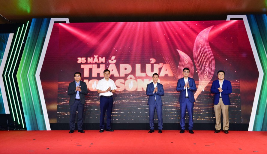 Tổng Giám đốc PV GAS Phạm Văn Phong cùng các lãnh đạo PV GAS làm nghi lễ thắp lửa phát động chiến dịch.