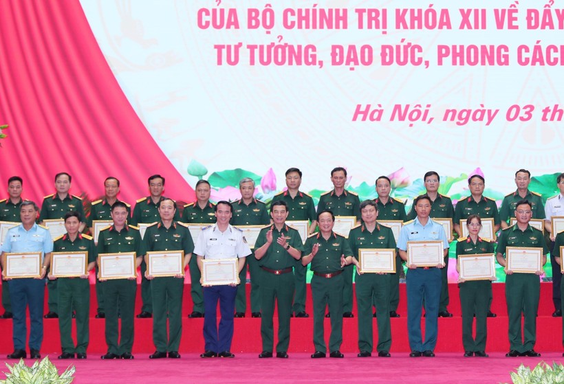 Đại tướng Phan Văn Giang, Bộ trưởng Bộ Quốc phòng và Thượng tướng Trịnh Văn Quyết, Chủ nhiệm Tổng cục Chính trị Quân đội Nhân dân Việt Nam trao Bằng khen của Bộ trưởng Quốc phòng tặng các cá nhân, tập thể. Ảnh: Trọng Đức