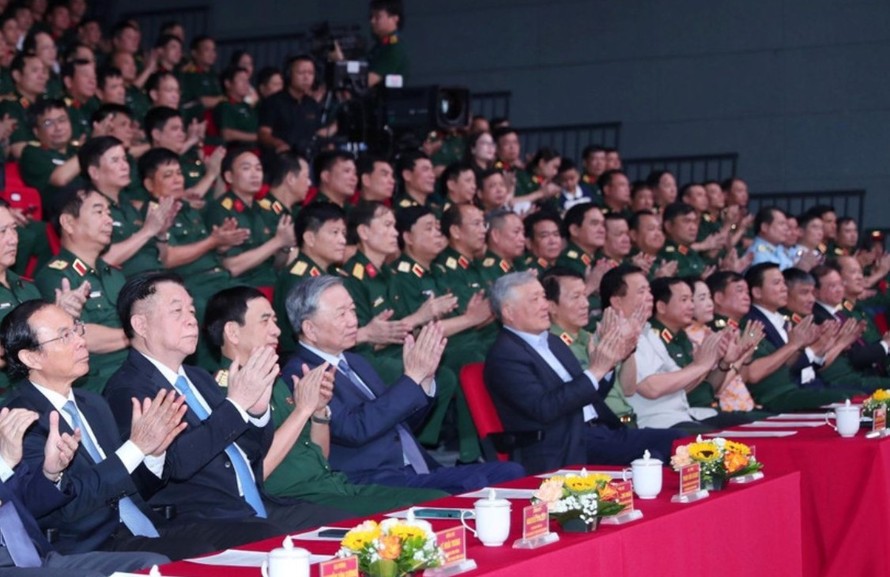 Tổng Bí thư Tô Lâm, các đồng chí lãnh đạo Đảng, Nhà nước, Bộ Quốc phòng tại buổi giao lưu. Ảnh: Trọng Đức