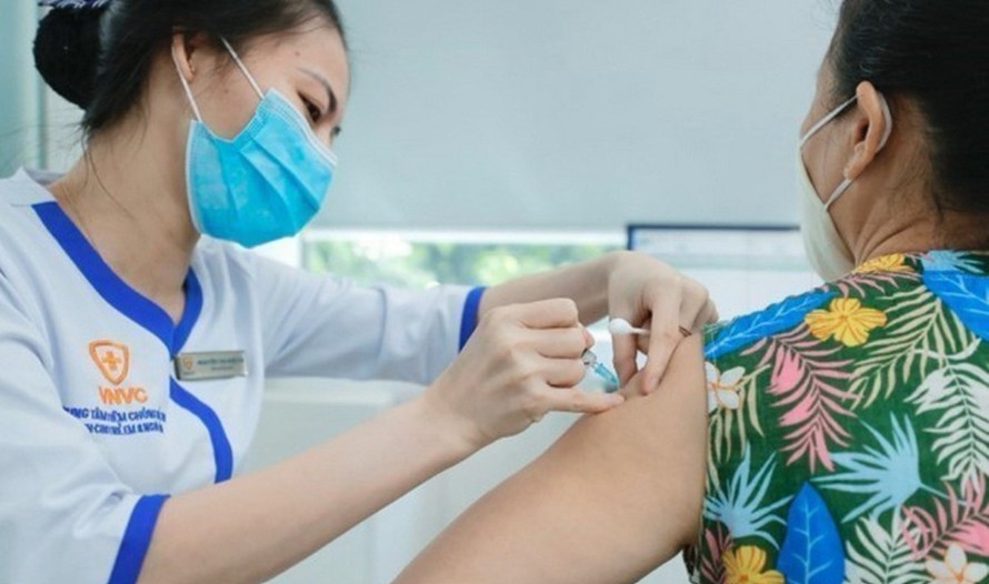 Tiêm vaccine phòng cúm. Ảnh: Minh Quyết