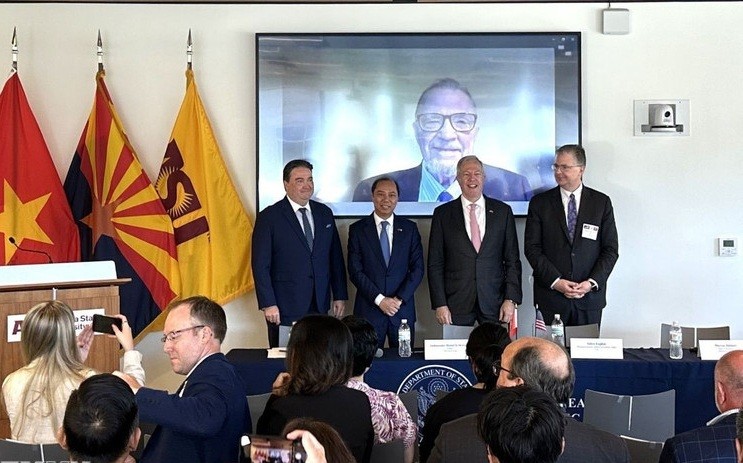 Đại sứ Việt Nam tại Mỹ Nguyễn Quốc Dũng (thứ hai, từ trái sang) và các đại sứ Mỹ tại Việt Nam qua các thời kỳ. (Ảnh: Ngọc Quang/TTXVN)