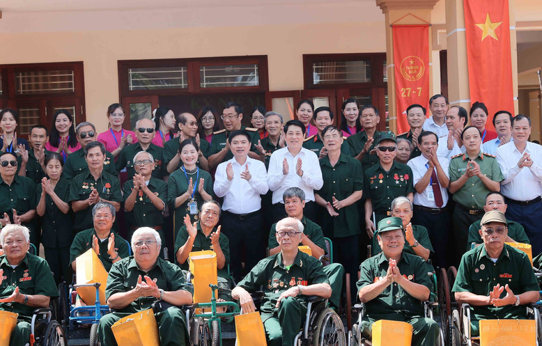 Chủ tịch nước Lương Cường thăm, tặng quà cho các thương binh tại Trung tâm Điều dưỡng Thương binh Duy Tiên. 