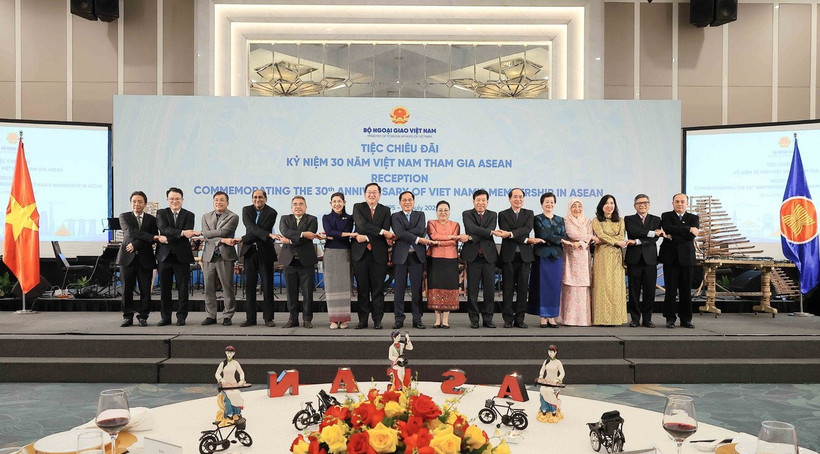 Phó Thủ tướng, Bộ trưởng Bộ Ngoại giao Bùi Thanh Sơn với các đại biểu. (Ảnh: An Đăng/TTXVN)