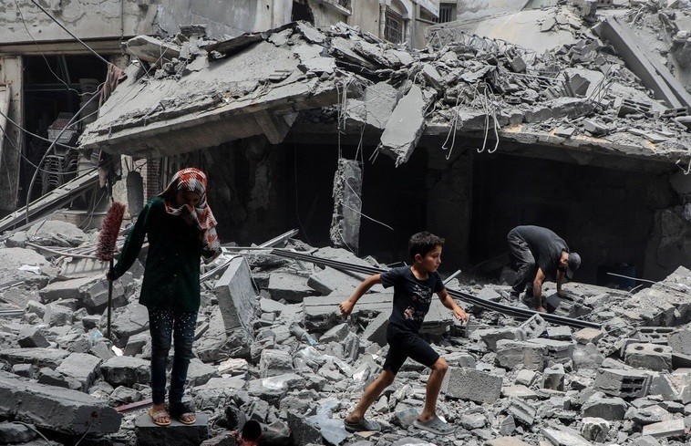 Cảnh đổ nát sau cuộc không kích của Israel xuống khu vực Al-Rimal, Dải Gaza. (Ảnh: THX/TTXVN)