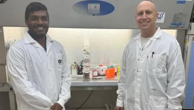 Giáo sư Ariel Munitz (phải) và đồng nghiệp. (Ảnh: TAU)