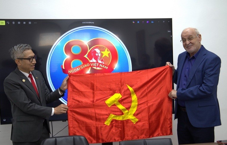 Đại sứ Việt Nam tại Israel Lý Đức Trung tặng cờ Đảng cho đồng chí Issam Makhoul, Ủy viên Bộ Chính trị Đảng Cộng sản Israel, Chủ tịch Hadash.