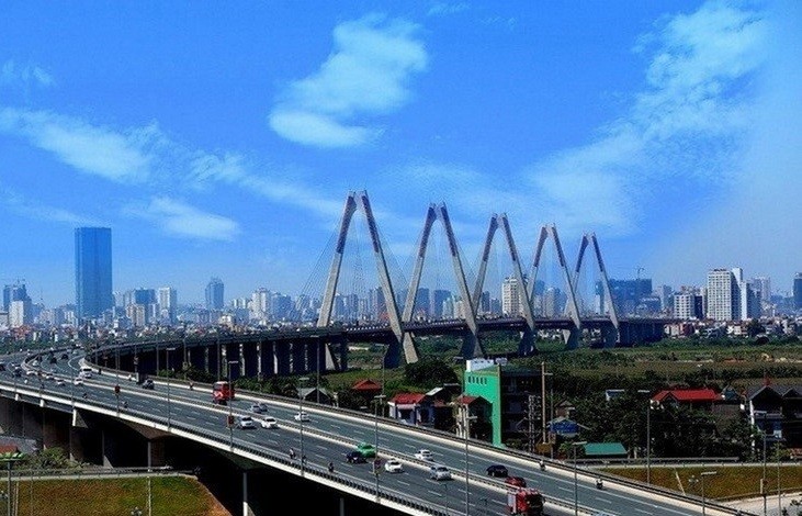 Vốn đầu tư thực hiện do địa phương quản lý là điểm sáng nổi bật nhất khi ước đạt 324,1 nghìn tỷ đồng, bằng 41,1% kế hoạch năm và tăng mạnh 29,4% so với cùng kỳ năm trước. (Ảnh: Vietnam+)