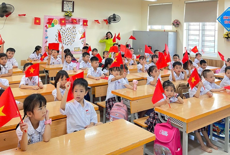 Cô giáo và các em học sinh lớp 1 háo hức chuẩn bị bước vào năm học mới.