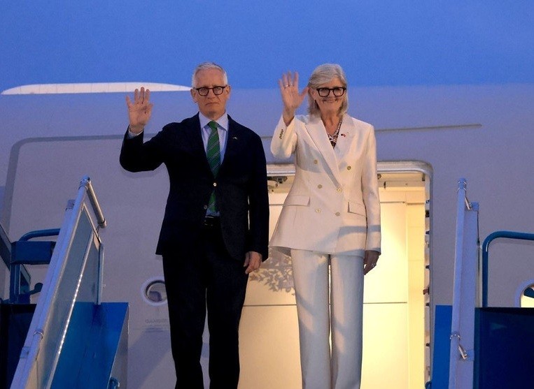 Toàn quyền Australia Sam Mostyn và Phu quân đến sân bay quốc tế Nội Bài tối 9/9. 