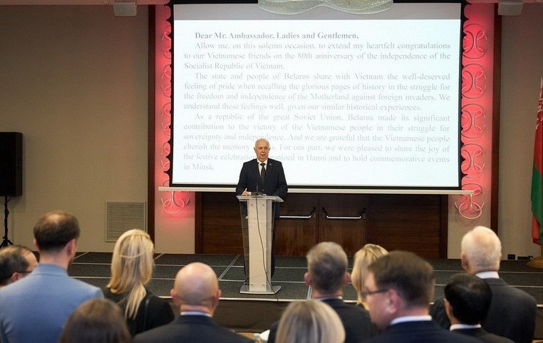 Phó Thủ tướng Belarus Anatoly Aleksandrovich Sivak phát biểu tại buổi lễ. 