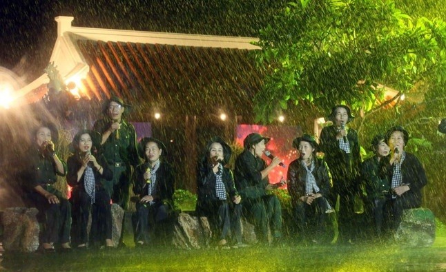 Một tiết mục biểu diễn tại chương trình “Lời tri ân - Dòng sông hoa lửa.”