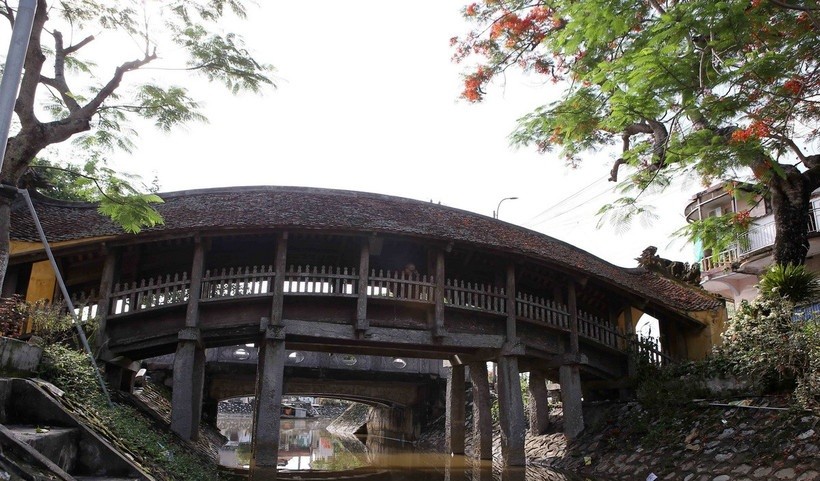 Cầu ngói chợ Lương bắc ngang qua con sông tại xã Hải Anh. 