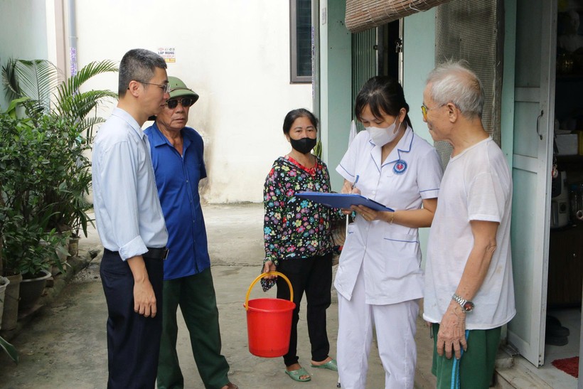 Nhân viên y tế Trạm Y tế xã Vân Đình kiểm tra công tác phòng chống dịch. 