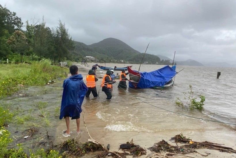 Giúp ngư dân ứng phó bão. 