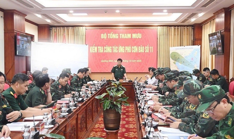 Thượng tướng Nguyễn Văn Nghĩa, Phó Tổng mưu trưởng Quân đội Nhân dân Việt Nam, phát biểu kết luận kiểm tra công tác phòng chống bão số 11 tại Quảng Ninh.