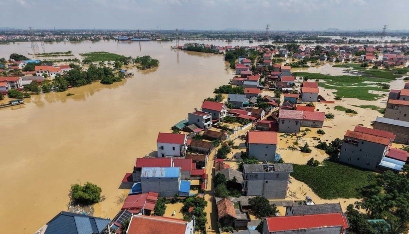 Nhiều hộ dân thôn Ngô Đạo, xã Đa Phúc (Hà Nội) bị ngập sâu đến hơn 2m do lũ sông Cầu dâng cao.