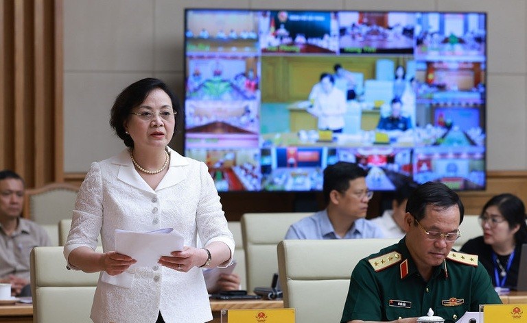 Bộ trưởng Bộ Nội vụ Phạm Thị Thanh Trà báo cáo đợt thi đua cao điểm “500 ngày đêm thi đua hoàn thành 3.000km đường bộ cao tốc”. 