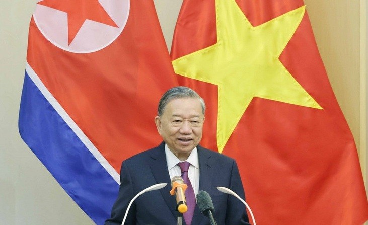 Tổng Bí thư Tô Lâm với cán bộ, nhân viên Đại sứ quán Việt Nam tại Triều Tiên. 