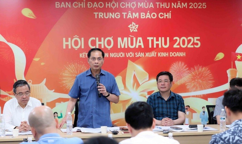 Phó Thủ tướng Bùi Thanh Sơn, Trưởng Ban Chỉ đạo Hội chợ Mùa Thu 2025 phát biểu tại buổi làm việc. 