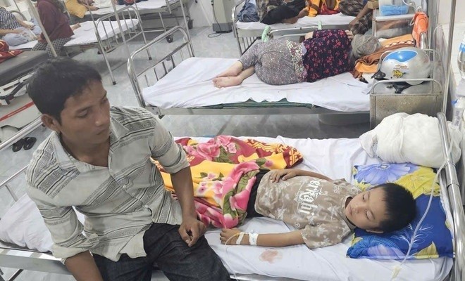 Nhiều học sinh phải nhập viện với các triệu chứng đau bụng, nôn ói, đi ngoài.