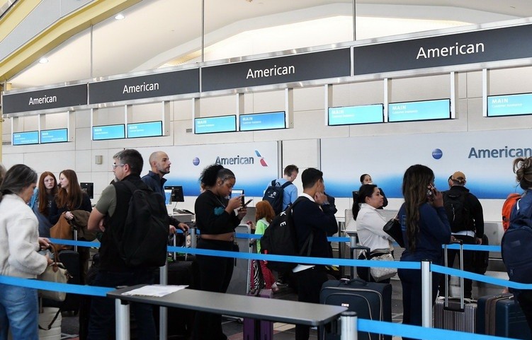 Hành khách chờ làm thủ tục tại sân bay quốc gia Ronald Reagan Washington ở Arlington, Virginia, Mỹ.