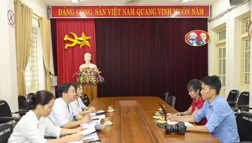 Lãnh đạo Bệnh viện Đa khoa tỉnh Điện Biên trao đổi với phóng viên Cơ quan thường trú TTXVN tại Điện Biên. 