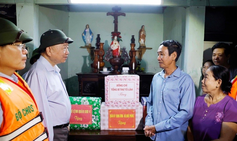 Tổng Bí thư Tô Lâm thăm hỏi và tặng quà cho người dân vùng bị chia cắt do mưa lũ tại thôn Khuông Phò Đông, xã Quảng Điền, Thành phố Huế.
