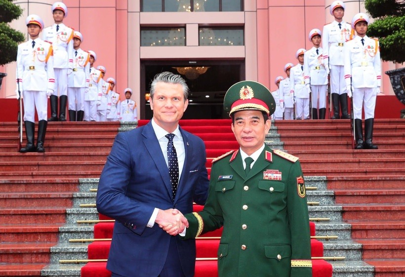 Đại tướng, Bộ trưởng Quốc phòng Phan Văn Giang và Bộ trưởng Quốc phòng Hoa Kỳ Pete Hegseth chụp ảnh chung tại Lễ đón.