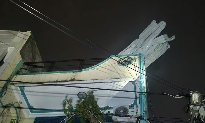 Nhà của người dân Quy Nhơn bị tốc mái do gió giật kinh hoàng sau khi bão đổ bộ. 