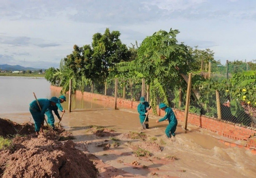 Lực lượng chức năng khắc phục hậu quả bão số 13. 