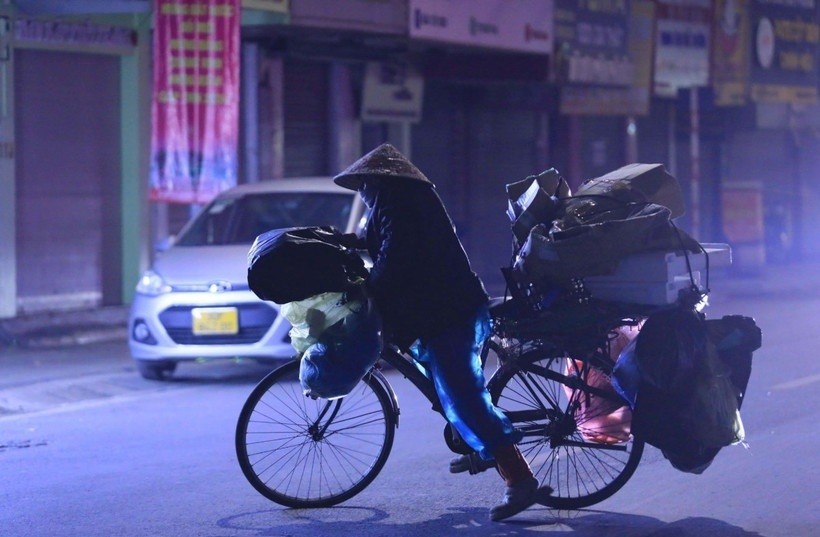 Người dân mưu sinh trong thời tiết rét đậm.